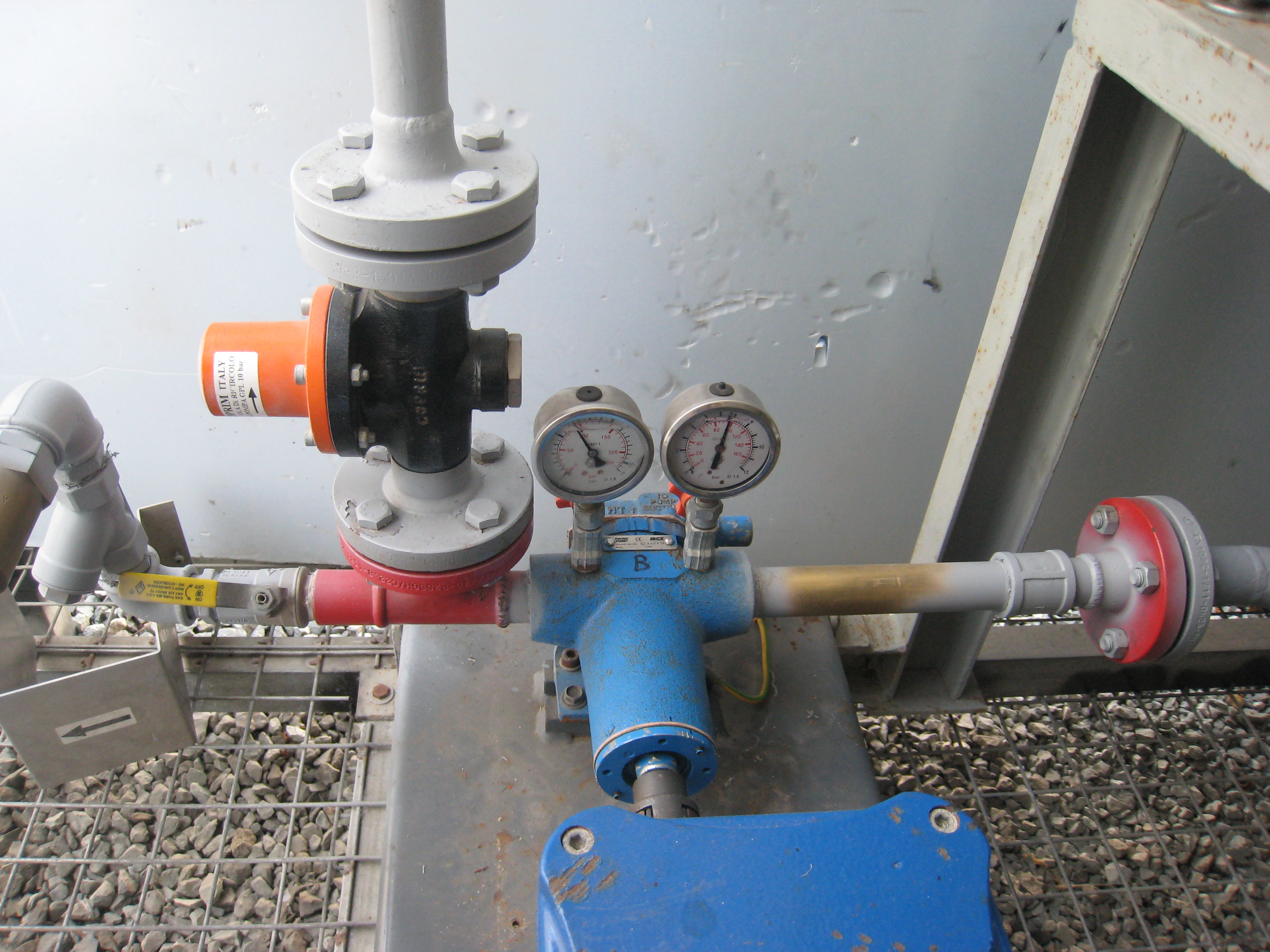 Vacuum gauges on a viking pump