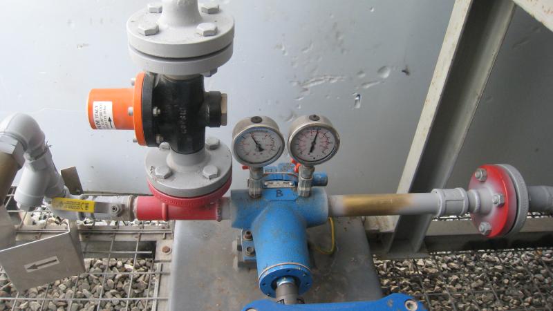 Vacuum gauges on a viking pump